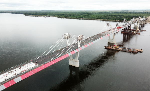 正在进行桥面铺装施工作业的黑河到布拉戈维申斯克黑龙江（阿穆尔河）大桥（8月19日无人机拍摄）。